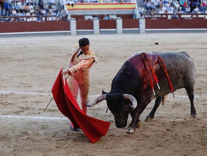 Alberto Aguilar, en el segundo toro de su tarde, un animal que dio la vuelta al ruedo.