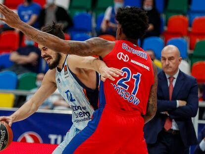 Kalinic intenta apartar a Clyburn durante el partido de la Euroliga entre el CSKA y el Valencia este jueves en Moscú.