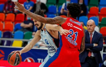 Kalinic intenta apartar a Clyburn durante el partido de la Euroliga entre el CSKA y el Valencia este jueves en Moscú.