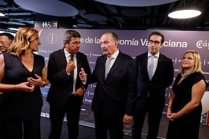 El presidente de la Generalitat, Carlos Mazón (segundo2 por la izquierda), conversa con el presidente de la Cámara de Comercio de Valencia, José Vicente Morata (en el centro), en presencia de la alcaldesa de Valencia, María José Catalá (izquierda), de la delegada del Gobierno, Pilar Bernabé y el ministro de Economía, Carlos Cuerpo, en la Noche de la Economía Valenciana, celebrada en el Roig Arena.