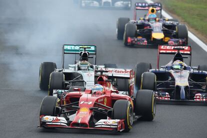 Alonso, seguido de Vettel, en el Gran Premio de Hungría, en el circuito de Hungaroring.