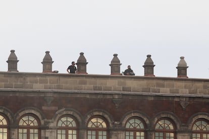 Elementos con los inhibidores de señal apostado en el techo de Palacio Nacional.