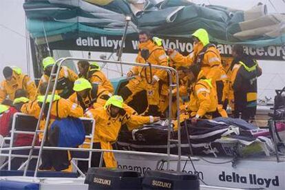 Los tripulantes del Movistar, junto a los del barco holandés que les rescató.