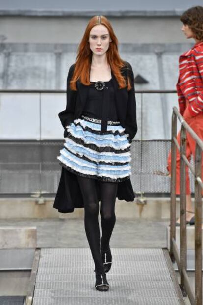 Una modelo en el desfile de Chanel durante la Semana de la Moda de París, el martes.