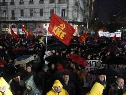 Manifestantes del partido comunista protestan en Atenas el lunes.