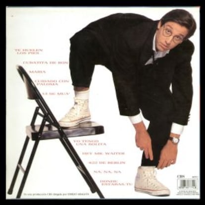 Emilio Aragón, con las All Star blanquísimas, en la contraportada de su disco de 1991 'Te huelen los pies'.