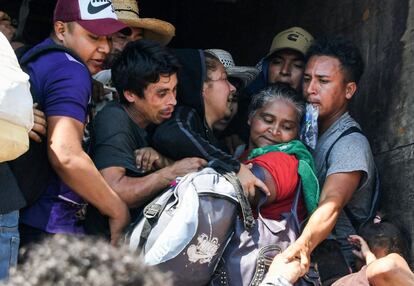 Hondureños se amontonan en un camión dirección a Estados Unidos, a 180 km de Tegucigalpa, el 13 de octubre de 2018.  