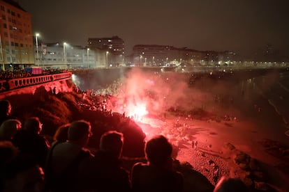 Centenares de personas en una playa de la ciudad de A Coruña para celebrar la tradicional noche de San Juan.
