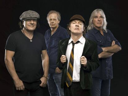 Foto de promoción de AC/DC con el cantante Brian Johnson a la izquierda y Angus Young con su característico uniforme colegial.