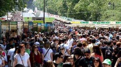 El público visita la Feria del Libro de Madrid, en la edición de 2017. 