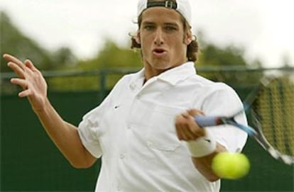 El español Feliciano López juega contra el brasileño Sa en Wimbledon.