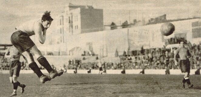 Isidro Lángara, en un partido de la liga en su temporada como futbolista del Real Oviedo, en una foto del club.