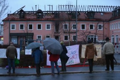 Vecinos de Bautzen (en el Estado alemán de Sajonia) frente al hotel que debía acoger a 300 refugiados y fue incendiado en la noche del 20 de marzo.