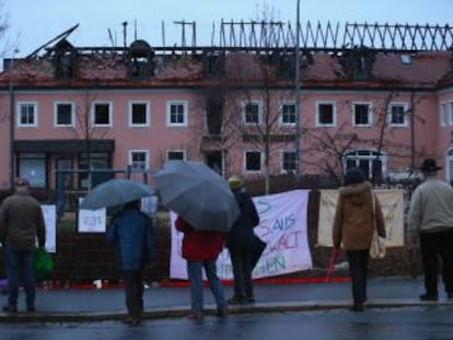 Vecinos de Bautzen (en el Estado alemán de Sajonia) frente al hotel que debía acoger a 300 refugiados y fue incendiado en la noche del 20 de marzo.