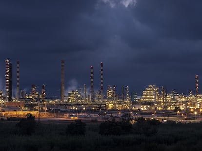 Vista nocturna de la refinería de Repsol en Tarragona.