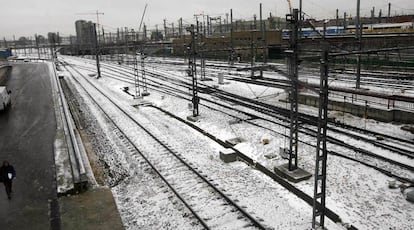 Las vías de salida de la estación de Atocha, cubiertas de nieve.