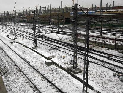Las vías de salida de la estación de Atocha, cubiertas de nieve.