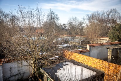 Vista de parte del jardn y del invernadero de la vivienda. 