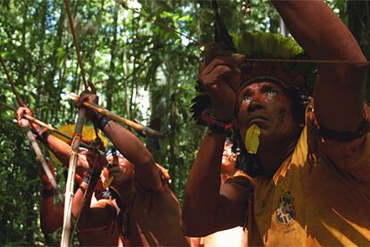 En el Amazonas, sus habitantes mezclan su temor hacia lo occidental con una especie de veneracin hacia lo moderno.