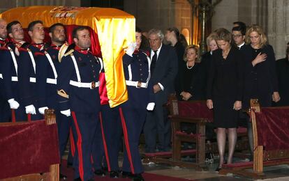 Las infantas Elena y Cristina muestran sus respetos a la llegada del féretro con los restos mortales del infante Carlos de Borbón-Dos Sicilias.