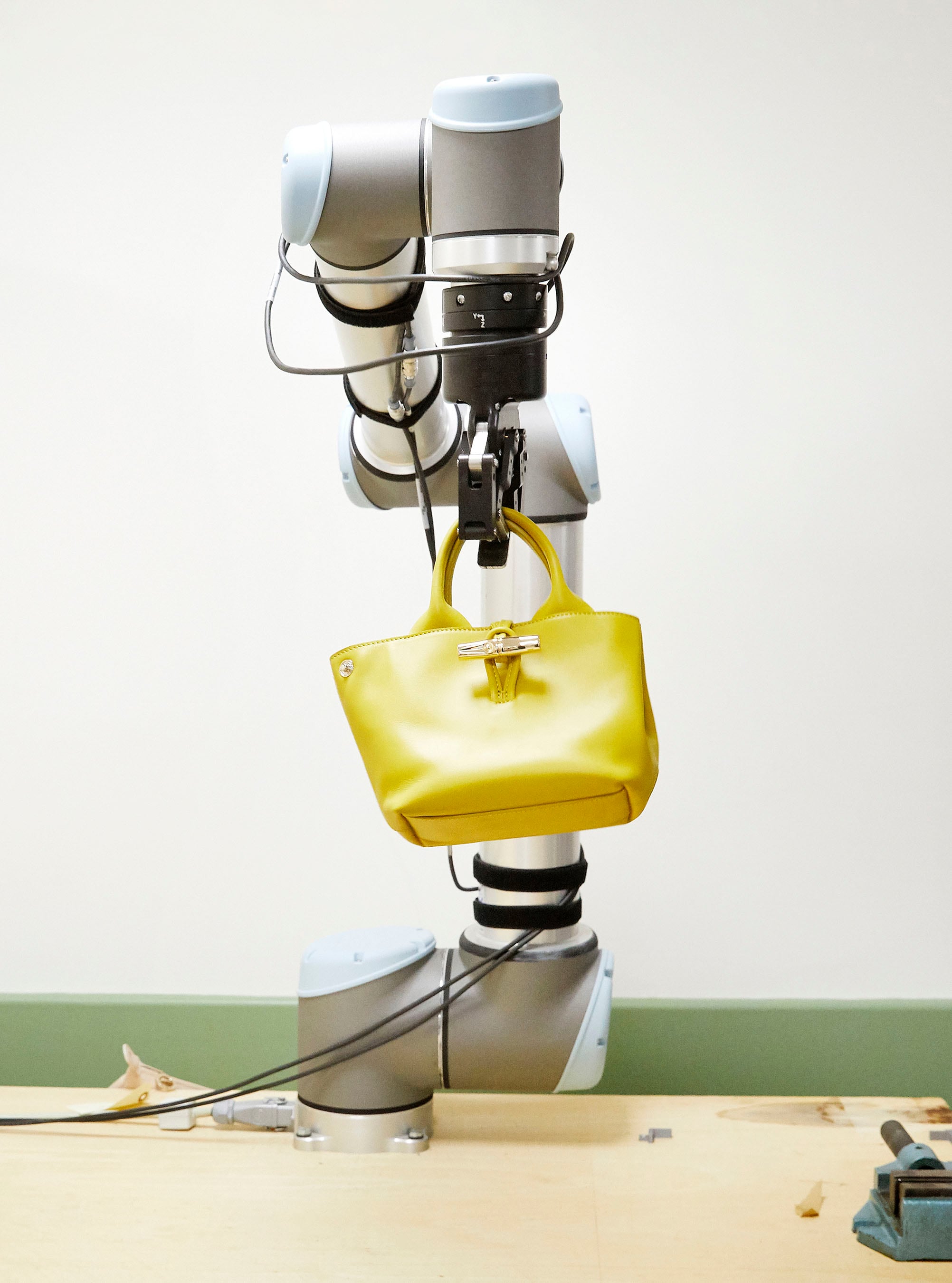 En la fábrica donde se crean los bolsos que obsesionan a la generación Z