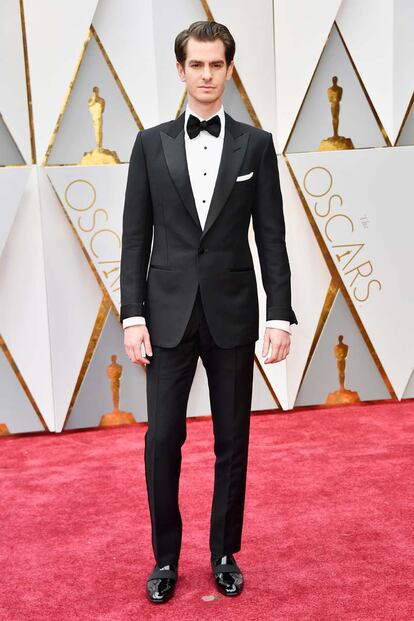 Andrew Garfield, nominado a mejor actor por su papel protagonista en Hasta el último hombre, vestido de Tom Ford.