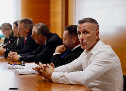 Álex Debón (a la derecha), en el interior de la Audiencia Provincial de Castellón, este lunes.
