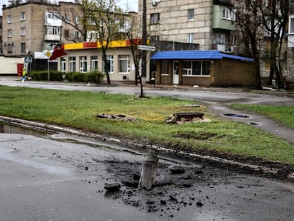 Restos de un proyectil en las calles de Severodonetsk, en la región ucrania de Donbás, el 13 de abril.