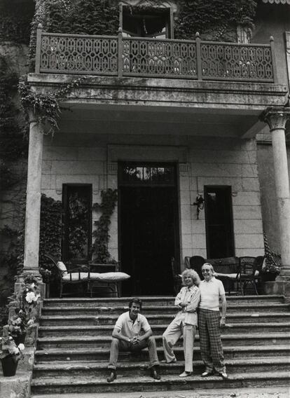 Los Duques de Alba, Cayetana y Jes&uacute;s Aguirre, posan acompa&ntilde;ados por Cayetano Mart&iacute;nez de Irujo en su casa de San Sebasti&aacute;n en julio de 1986