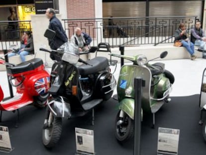 Piezas de las marcas Vespa y Lambretta en la exposición de Zubiarte. 