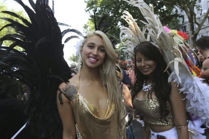 Dos de las participantes en el desfile del Orgullo gay. Este año, la alcaldesa de la capital, Manuela Carmena, ha dado la bienvenida a la manifestación en la plaza de Colón, donde se ha leído el manifiesto.