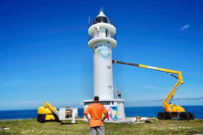 Okuda supervisa el trabajo en el faroo de Ajo, en Cantabria, este verano. |