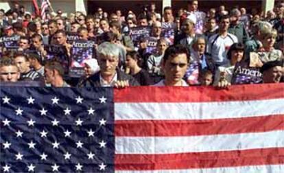 Manifestación de albaneses en Kosovo con banderas norteamericanas y pancartas en apoyo de Estados Unidos.