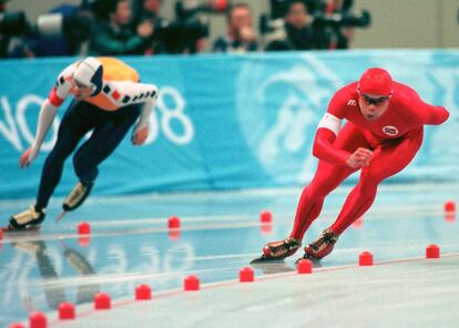 A la derecha, el noruego Aadnne Sondral, ganador del oro, seguido del holandés Ids Postma, plata en esa misma carrera (los 1500 metros de patinaje de velocidad) en los Juegos de Nagano 98.