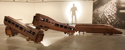 Además de estas obras representativas de su trabajo, la exposición que se verá en Bilbao incluye dos piezas que no figuraban en la de Londres, como son "Figuras sentadas con cinco tambores", de 1999, que representa lo que su nombre indica, y Descarrilamiento", una obra que llegó a Bilbao el pasado viernes gracias a las gestiones realizadas por la viuda del artista, la también escultora guipuzcoana Cristina Iglesias.