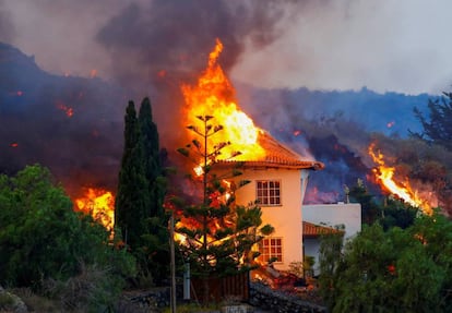 La lava engulle una vivienda de Los llano de Aridane, este lunes.