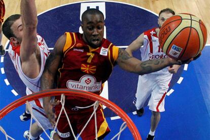 Bo McCalebb entra a canasta durante el partido contra Georgia.