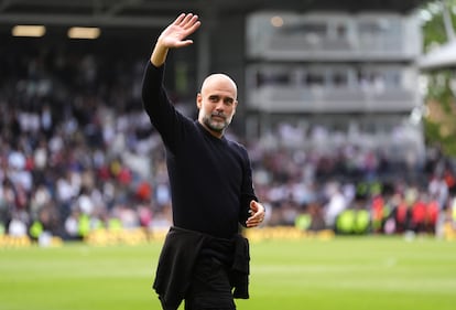 Pep Guardiola se despide de los aficionados tras el último partido de Premier en Craven Cottage.