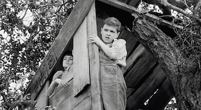 Jem, de ‘Matar un ruiseñor’ (1962), se esconde junto a su hermana en la casa del árbol del monstruo que seguro que vive en el sótano de al lado. Es niño, vamos.