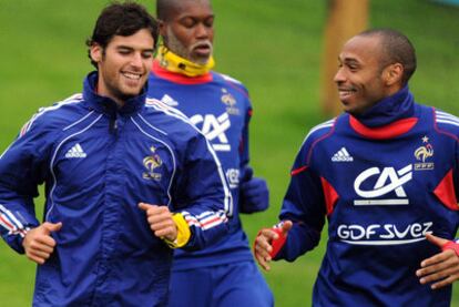 Gourcuff, Cissé y Henry se entrenan ayer con Francia.