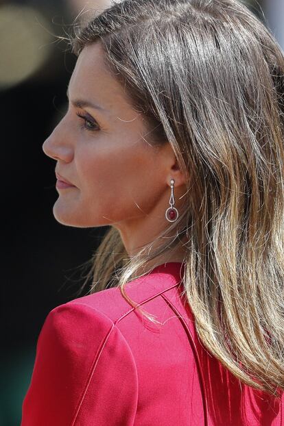 Para la visita oficial a Covadonga en Asturias, la Reina lució unos pendientes de oro blanco y rubí.