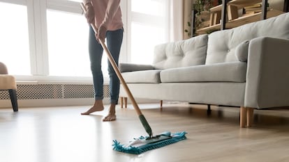 Limpia tu casa con facilidad con esta mopa fregona con cubo escurridor. GETTY IMAGES.