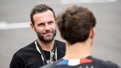 Juan Mata, jugador del Vissel Kobe japonés, el pasado septiembre durate el GP de Japón de Fórmula 1 en Suzuka junto al piloto de Alpine, Pierre Gasly.