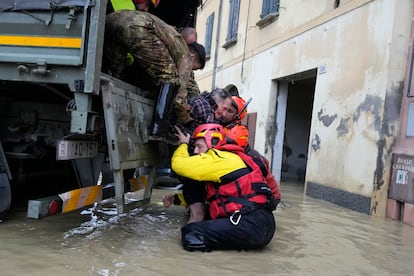 Un grupo de bomberos rescata a un anciano en Castel Bolognese.