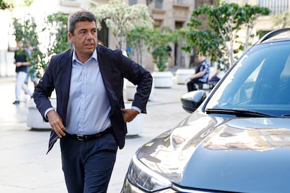 El president de la Generalitat, Carlos Mazón, este jueves, a su entrada en el palau de la Generalitat de Valencia.