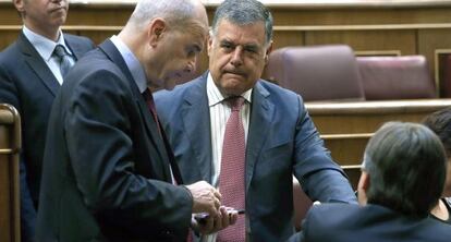 Manuel Chaves y José Antonio Viera, el pasado abril en el Congreso.