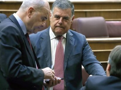 Manuel Chaves y José Antonio Viera, el pasado abril en el Congreso.