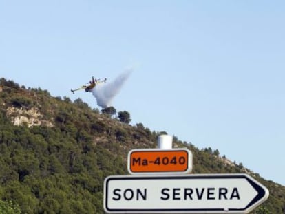 Una avioneta de los bomberos trabaja en la zona de Sa Font de Sa Cala, en el municipio de Capdepera.