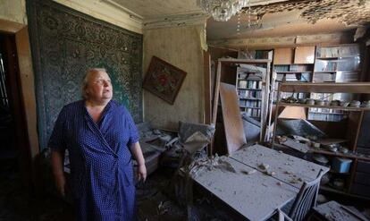 Una mujer muestra los da&ntilde;os que su vivienda ha sufrido en los ataques en Donets, este domingo.