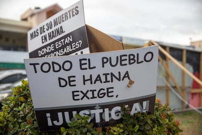 Carteles de protesta sobre los hechos ocurridos.
